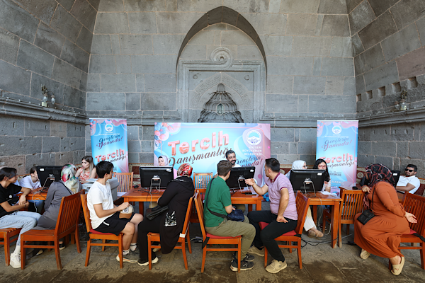 Kayseri Büyükşehir Belediyesi’nden üniversite öğrencisi adaylarına tercih desteği