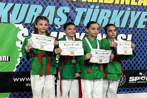 Minikler Kuraş Türkiye Şampiyonası’nda Hakkarili sporcular başarı elde etti