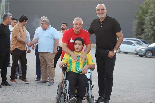 Çiftçi, bir aylık engelli maaşını Şanlıurfaspor’a bağışladı