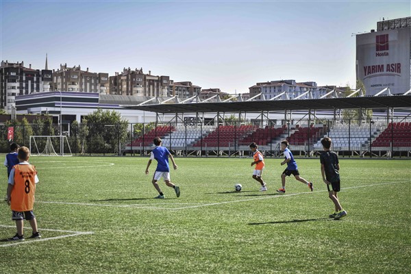 Başkentli minikler yaz tatilinde futbolla buluştu