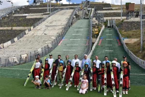 Milletvekili Öz, ücretsiz yaz spor okullarını ziyaret etti