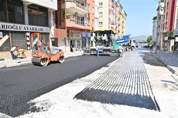 Soma’da sıcak asfalt çalışmalarını tamamladı