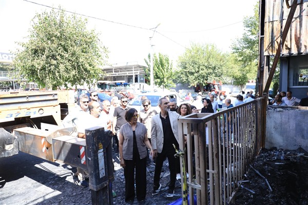 Sincar ve Dündar, yangında zarar güren esnafa geçmiş olsun ziyaretinde bulundu