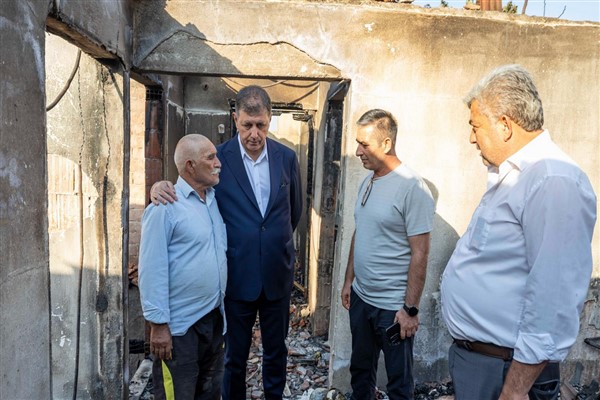 Büyükşehirden evi yanan aileye yardım