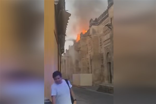 İspanya’da camiden katedrale dönüştürülen binada yangın söndürüldü