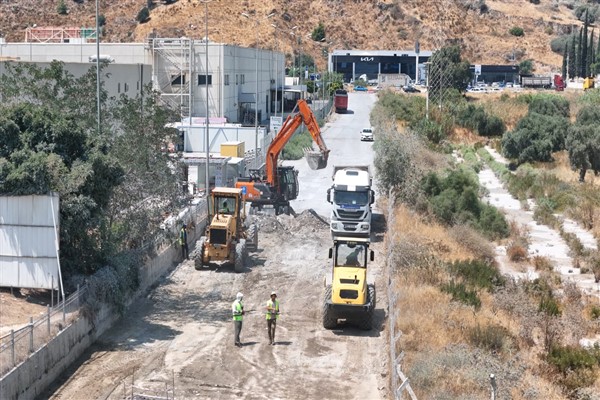 Söke 715. Cadde’de kazı, yağmur suyu hattı ve kaldırım çalışmaları sürüyor