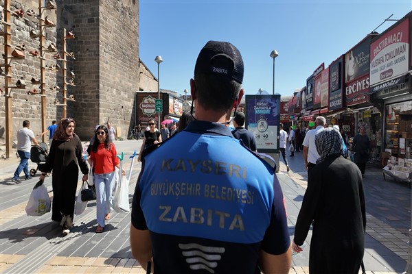 Büyükşehir zabıtasından kent merkezinde dilencilere karşı denetim