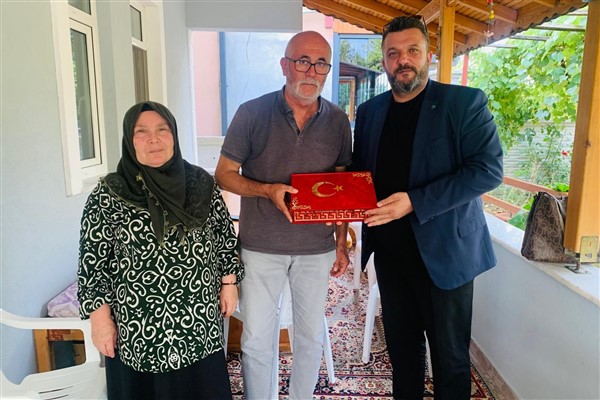 İzmit Belediyesi’nden Kandıra’da şehit ve gazi ailelerine ziyaret