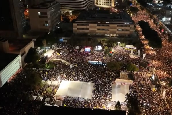 On binlerce gösterici Gazze savaşının sona ermesini talep etmek için toplandı