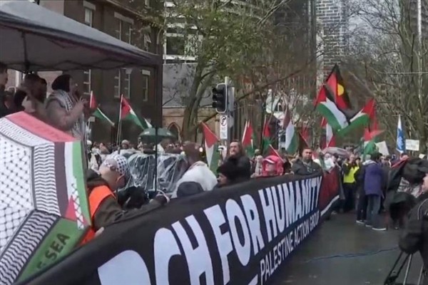 Julian Assange, Sidney Limanı Köprüsü’nde Filistin yanlısı yürüyüşe katıldı