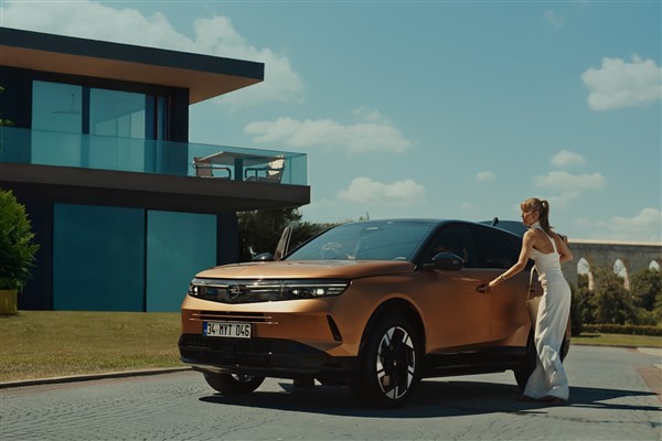 Çağla Şikel ve Çağlar Ertuğrul, yeni Opel Grandland’ı tanıttı