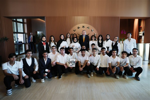 Cumhurbaşkanı Erdoğan, öğrencileri Ahlat Cumhurbaşkanlığı Külliyesi’nde kabul etti