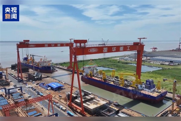 Çin’in geliştirdiği iki dev emici hazneli tarak gemisi suya indirildi