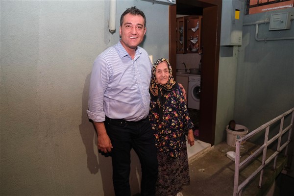 Başkan Köse, Kale Mahallesi’nde yaşayan Ayşe teyzeyi ziyaret etti