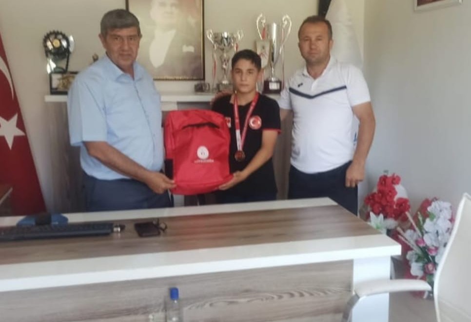 Pasinlerli güreşçi Serdar Zorlu uluslararası turnuvada şampiyon oldu