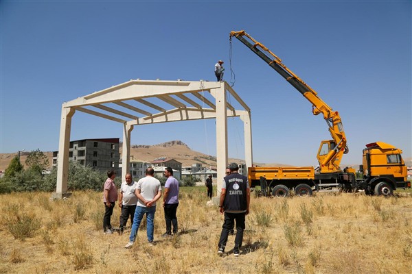 Van’da kamu alanlarını işgal eden yapıları kaldırıyor