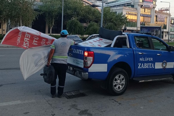 Nilüfer’de çevre düzenini bozan tabela ve materyaller toplandı