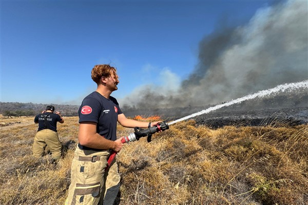 İzmir İtfaiyesi, kentsel ve kırsal yangınlarla mücadele ediyor