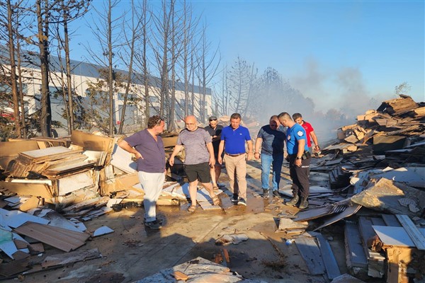 Başkan Sarıkurt, fabrika yangınını yerinde inceledi