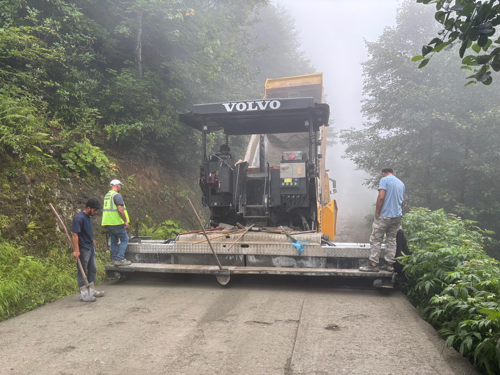 Karadağ grup yolundaki toprak yol yenileniyor