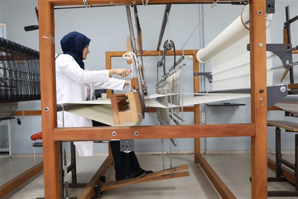 Samsun Büyükşehir Belediyesi Kenevir ve İpek Dokuma Atölyesi, çalışmalarına devam ediyor