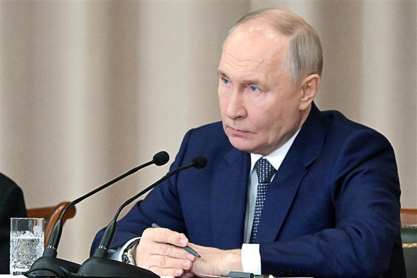 Putin, Kırgızistan Cumhurbaşkanı Caparov ile telefonda görüştü