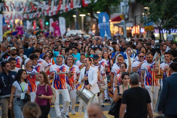 94. İEF kortejle başladı