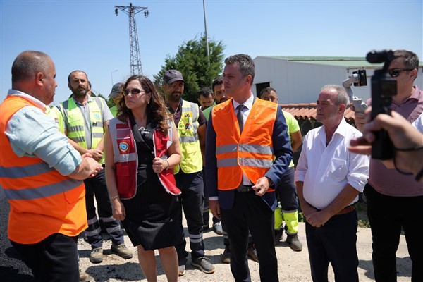 Başkanlar Sarıkurt ve Yüceer,  Sarılar yolundaki asfalt çalışmalarını inceledi