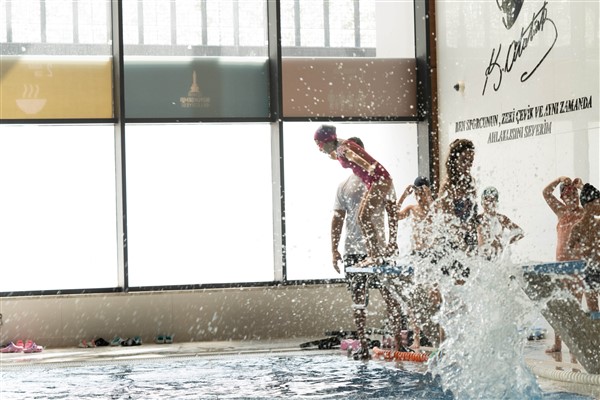 İzmir Büyükşehir Belediyesi’nin yaz spor okullarında yüzme kursları ilgi görüyor