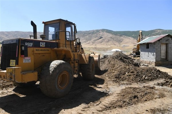 Muş Belediyesi’nden Güzeltepe Mahallesi’ne 2 kilometrelik kanalizasyon hattı