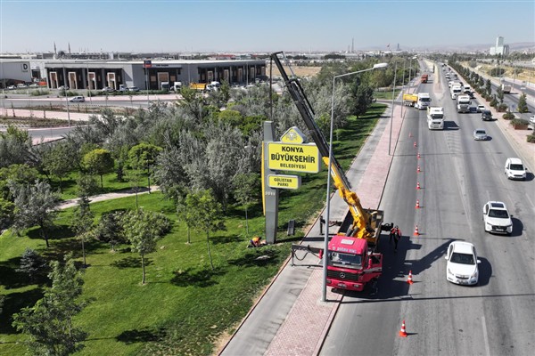 Konya’da standart dışı ayaklı reklam tabelaları kaldırılıyor
