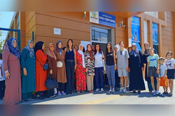 Kadınlar, sabah sporu ve yüzme havuzu etkinliklerine katılıyor