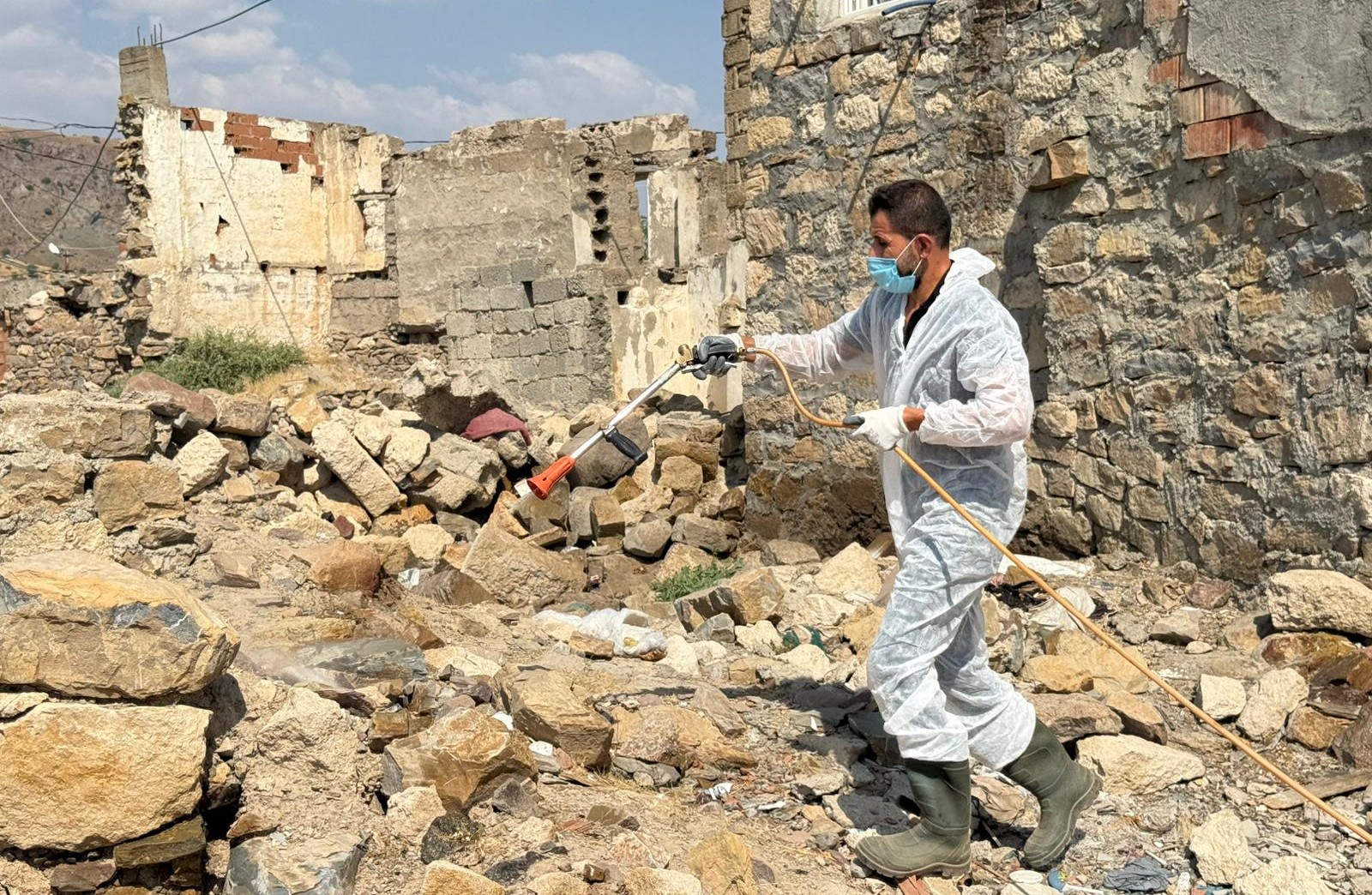 Batman’da ekipler, akrep tehlikesine karşı seferber oldu