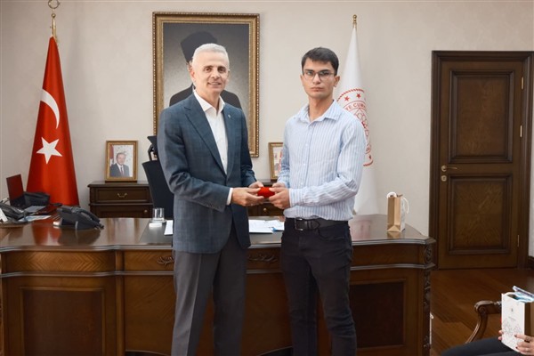 Vali Çiçekli, sınavlarda dereceye giren öğrencileri ağırladı