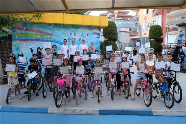 Alanya’da bisiklet kullanmayı öğrenen 45 öğrenciye sertifika verildi