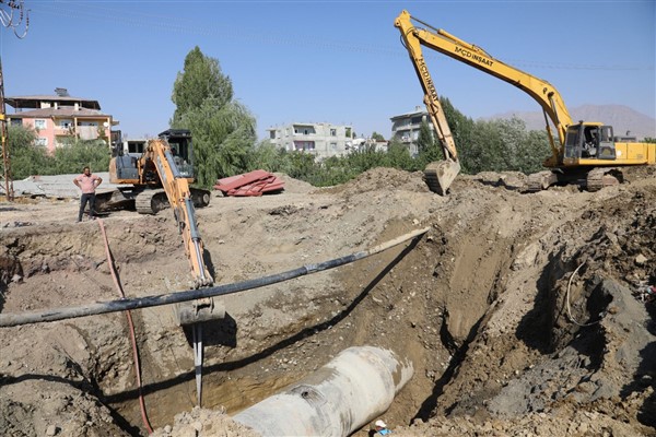 VASKİ, ana su hattındaki arızayı gidermek için çalışmaya devam ediyor
