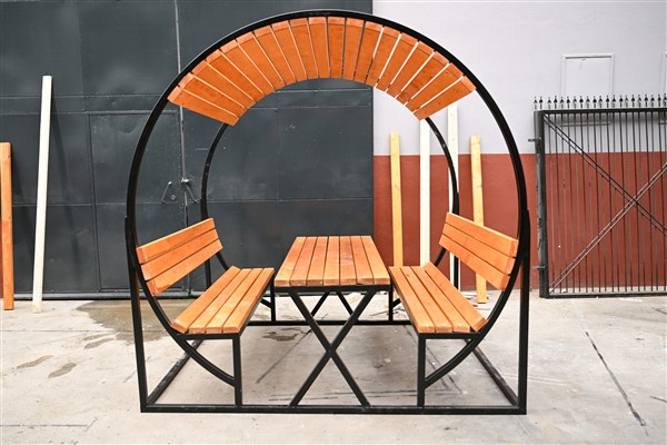 Bornova’da parklara yeni nesil oturma alanları yerleştiriliyor