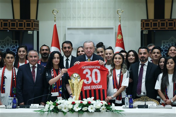 Cumhurbaşkanı Erdoğan, Yüksekovaspor Kadın Futbol Takımı’nı kabul etti