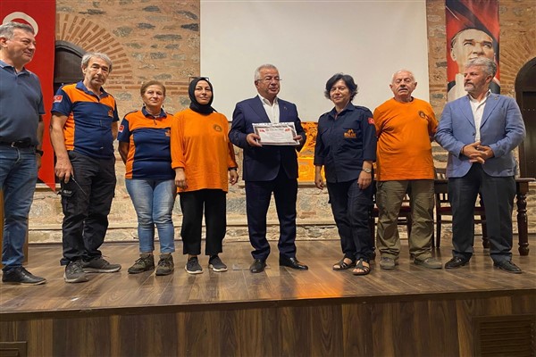 Yangınlarda söndürme çalışmalarına destek veren muhtarlara “Başarı Belgesi” verildi