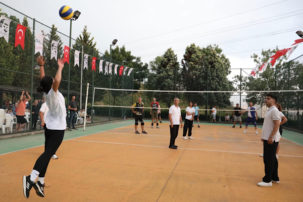 İzmit Belediyesi’nden voleybol turnuvası