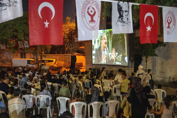 Bornovalılar açık hava sinemasında bir araya geldi
