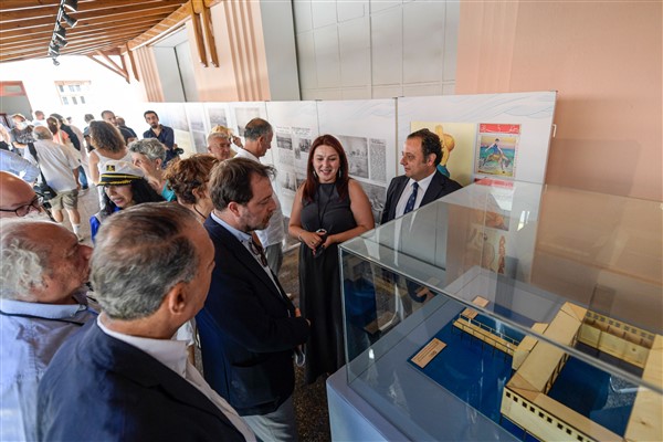 “İzmir’de Eski Bir Yaz: Deniz Hamamlarından Plaja” sergisi, açıldı