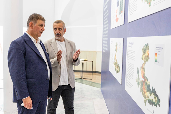 İzmir’de “İz’in Peşinde Şehrin İçinde” sergisi açıldı