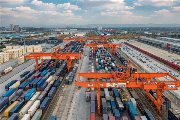 Çin, 157 ülke ve bölgenin en büyük üç ticari ortağından biri haline geldi