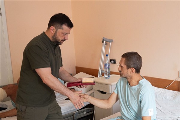 Zelenski’den tedavi gören askerlere ziyaret