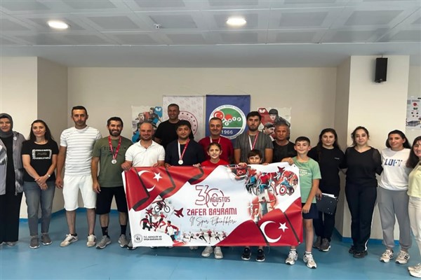 Ardahan’da 30 Ağustos Zafer Bayramı Masa Tenisi Turnuvası tamamlandı