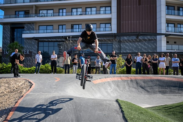 Üniversiteli gençler Pump Track Parkı’nda buluştu
