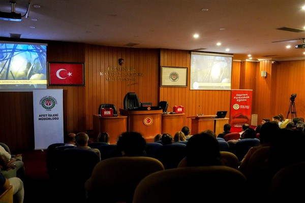 Marmara Depremi’nin 26. yılı anması ve deprem farkındalık eğitimi gerçekleştirildi
