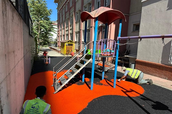 Esenyurt Belediyesi’nden okul bahçelerine oyun alanları