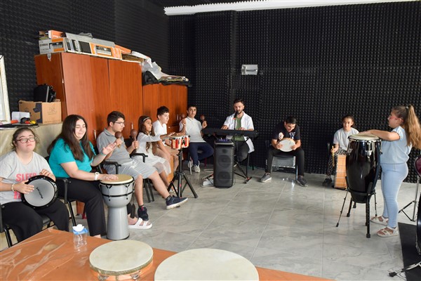 Esenyurt Belediyesi’nden özel bireylere engelsiz sanat eğitimi